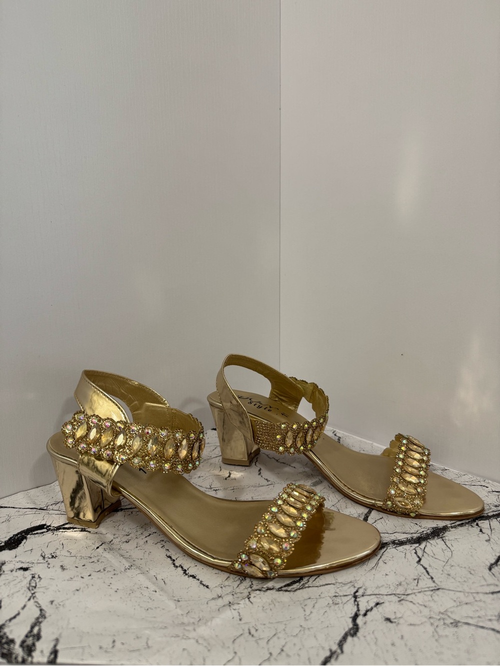 DON Style Gold Rhinestone Embellished Sandals Sz 11